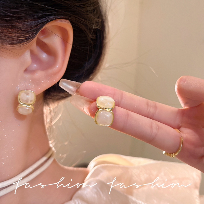 Unique earrings for women, niche design, elegant and high-end style, light luxury, French retro fashion, individual and grand stud earrings full figure