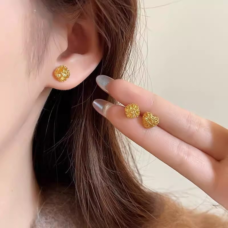 Golden brushed hollowed-out heart-shaped stud earrings, elegant, light luxury, exquisite, small and high-end earrings, versatile and fashionable earrings for commuting full figure