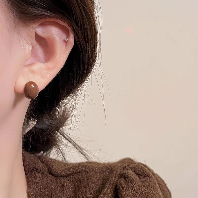 Retro Hong Kong-style wine red bean stud earrings for women, simple and unique round bead earrings, exquisite, fashionable and versatile silver needle earrings full figure