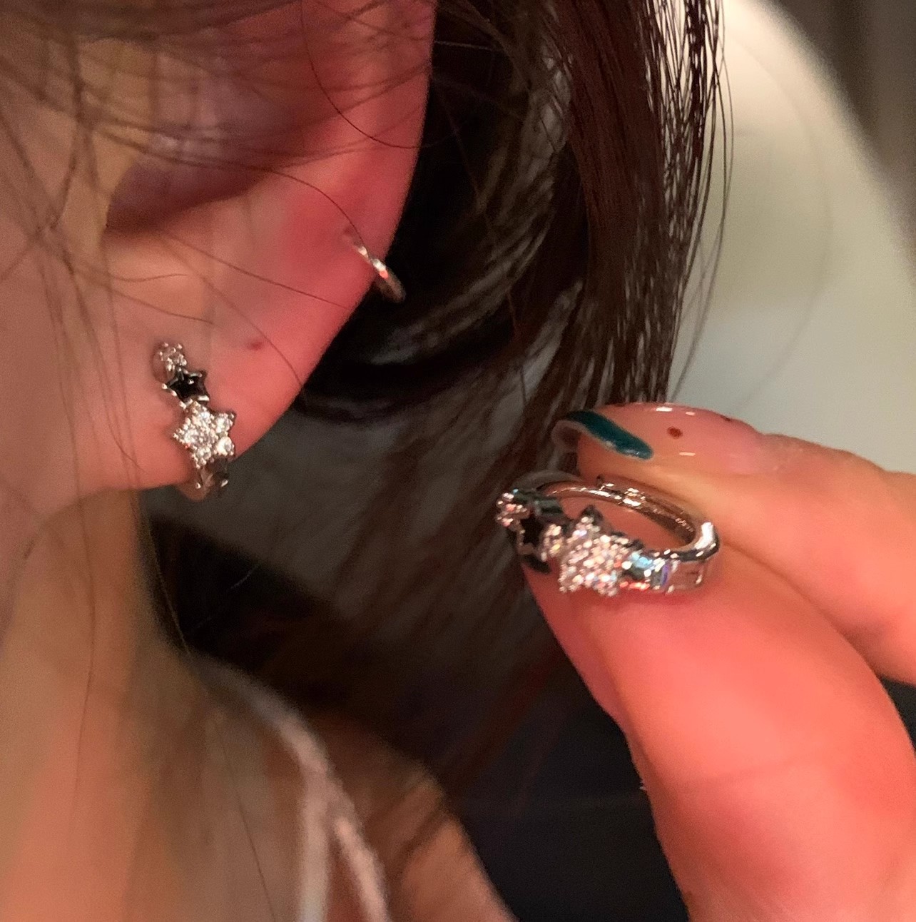 The star-shaped ear buckles are small and unique. You don't need to take them off when sleeping. They are a niche design for women. The ear studs exude a sense of luxury Application Scenario
