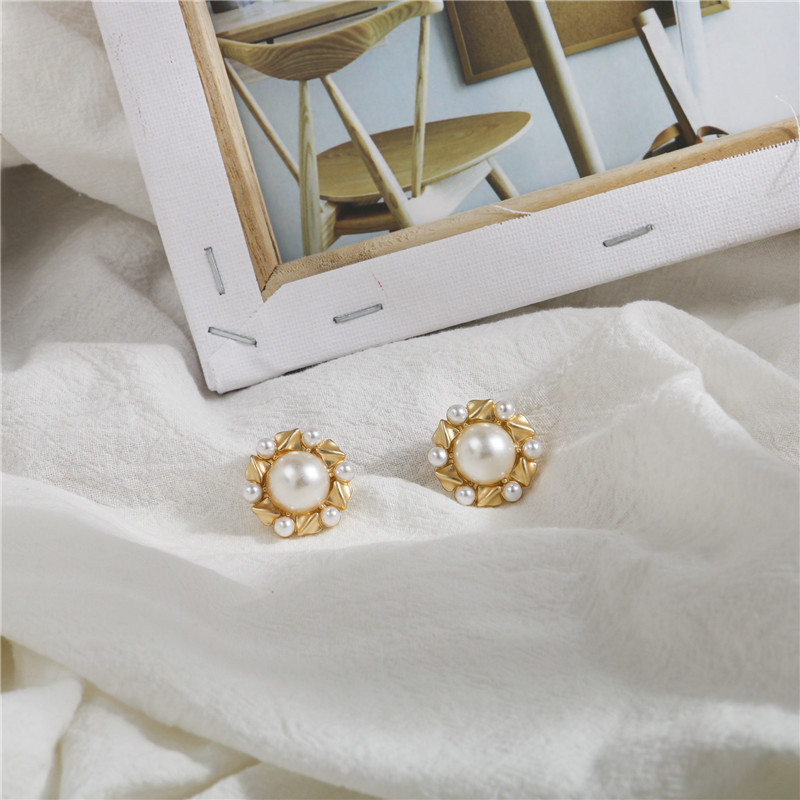 French court retro circular matte metal earrings 925 silver needle wholesale, elegant and refined matte pearl stud earrings details Picture