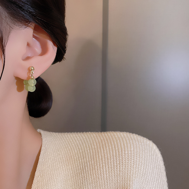 New Chinese-style retro crystal green beaded earrings, high-end feel, versatile Chinese style, elegant earrings, fashionable and individual stud earrings Application Scenario