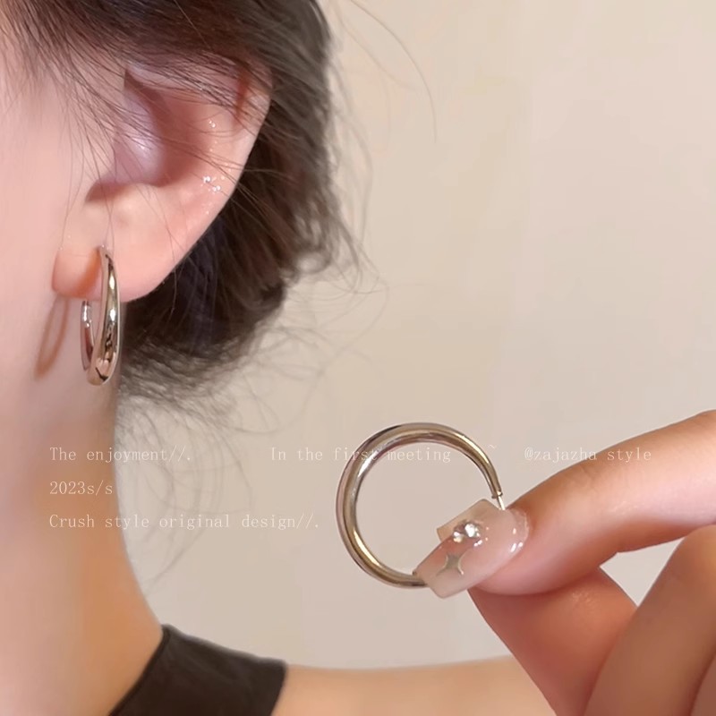 Silver pigment ring s925 silver needle ear ring, minimalist round face earrings with a cold and aloof style for women, a light luxury and high-end ring ear accessory Specification drawing