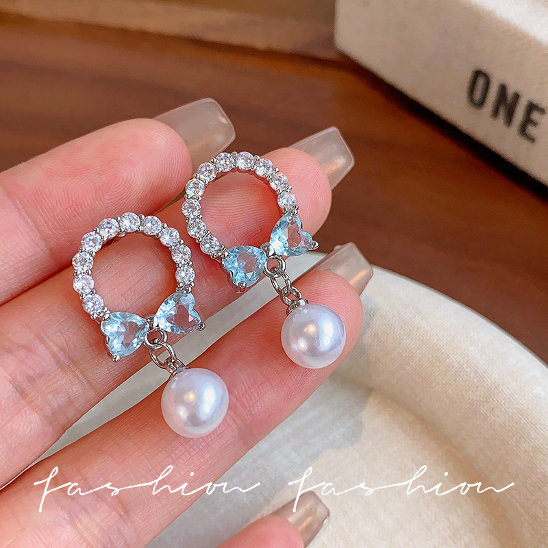 Unique bow pearl stud earrings for women in 2025, a light luxury geometric earrings with a niche design full figure