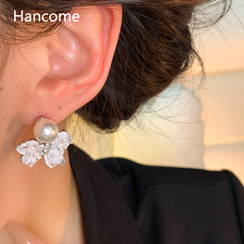 Forest-themed flower crystal pearl stud earrings, women's blue gradient high-end earrings, niche design high-end earrings Application Scenario