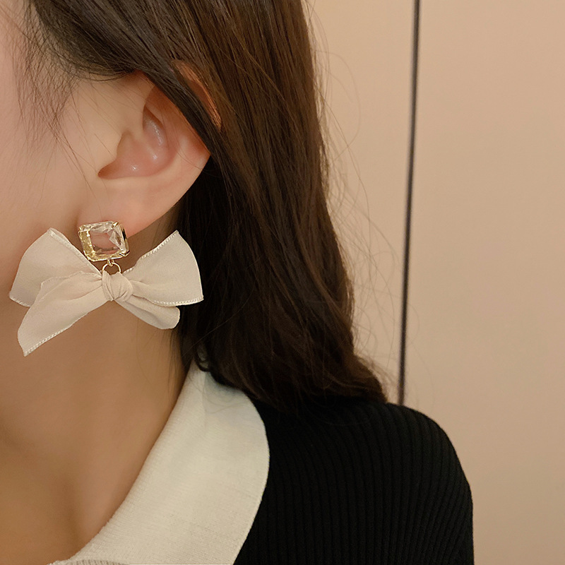 S925 Silver Needle Korean version niche design retro bow earrings, women's exaggerated and personalized stud earrings, fashionable earrings Application Scenario