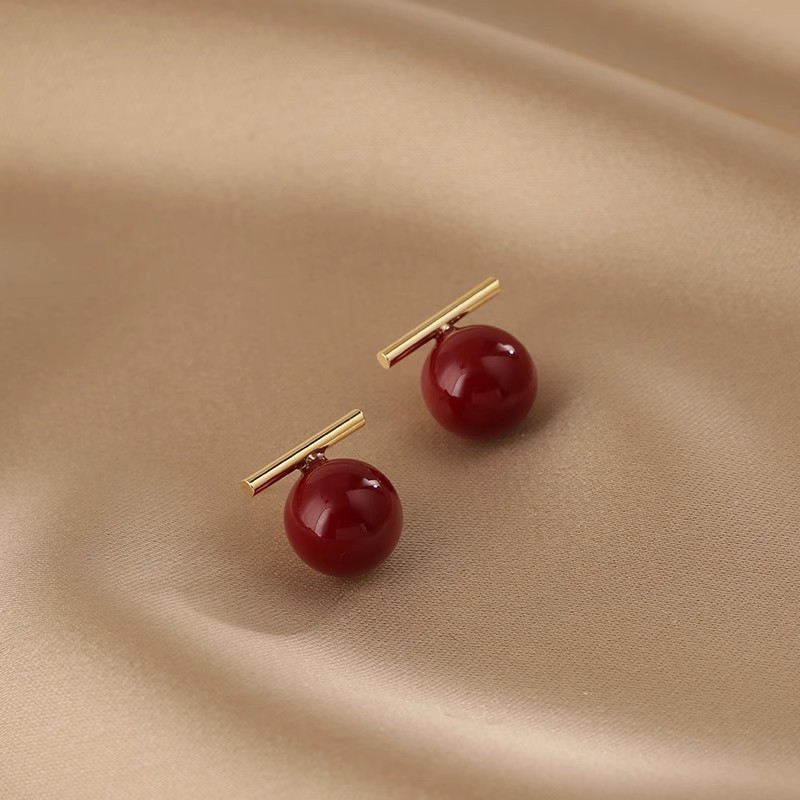 One-piece metal red bead stud earrings for women, with a unique design sense, retro, simple and elegant style, versatile earrings and earrings Application Scenario