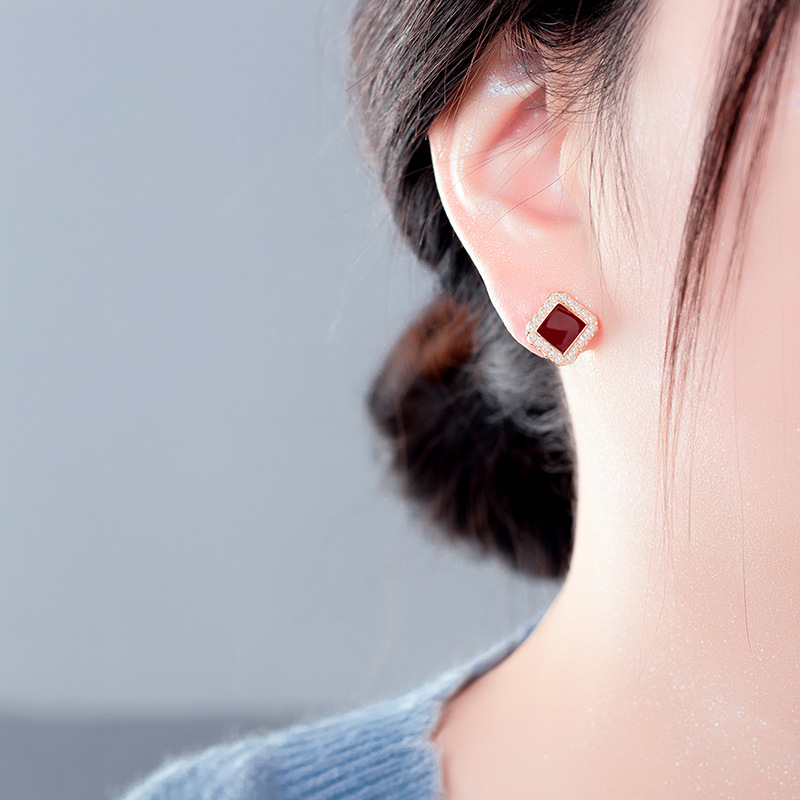 S925 Silver needle wine red retro square pearl stud earrings with a feminine texture, pure silver niche earrings, a new light luxury style details Picture