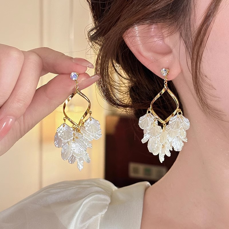 French super fairy-like skirt hem tassel pearl earrings, women's light luxury and high-end style, grand and exquisite ear studs full figure