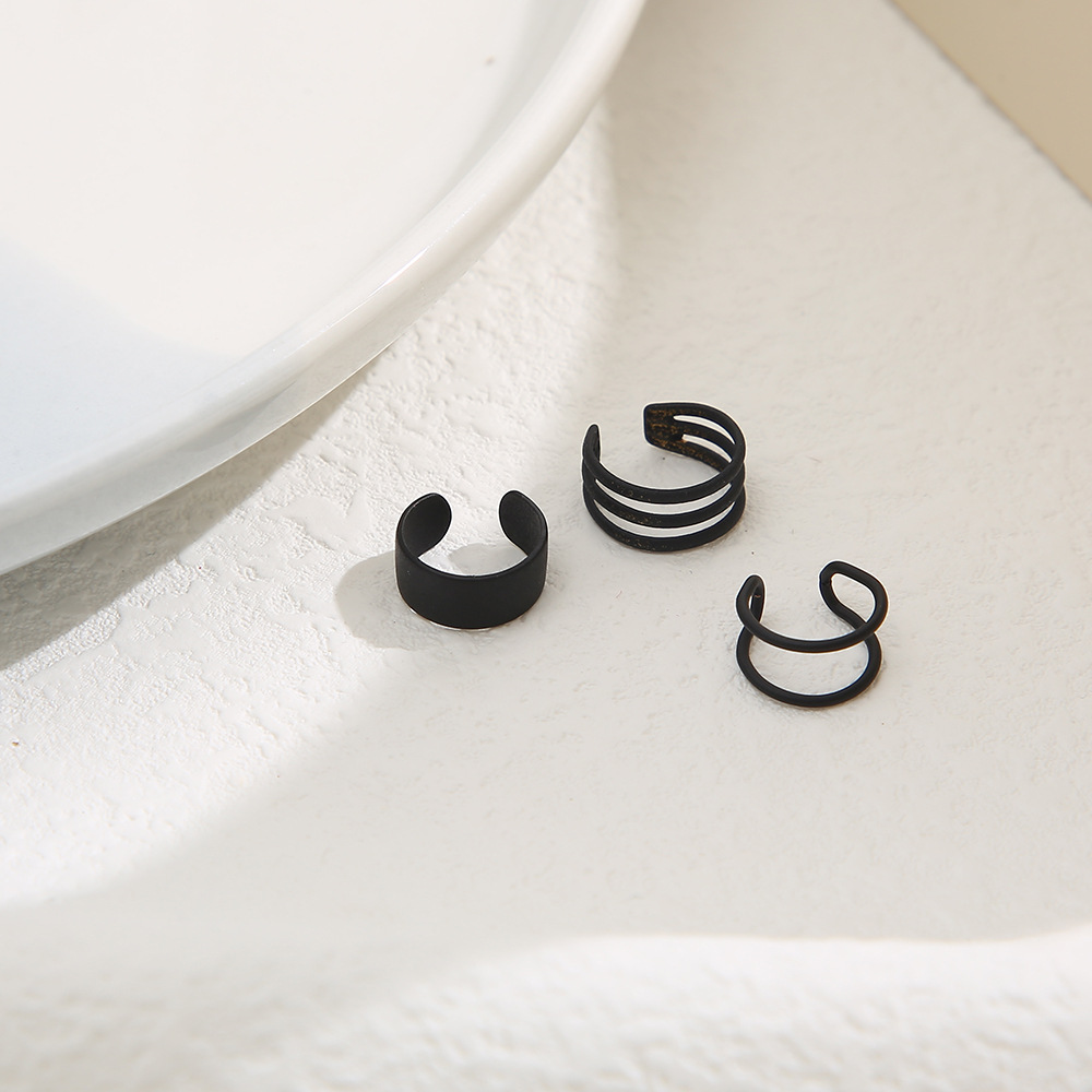 New European and American creative, personalized black ear bone clip set without ear holes, three-piece set, simple multi-layer C-shaped ear clips Application Scenario