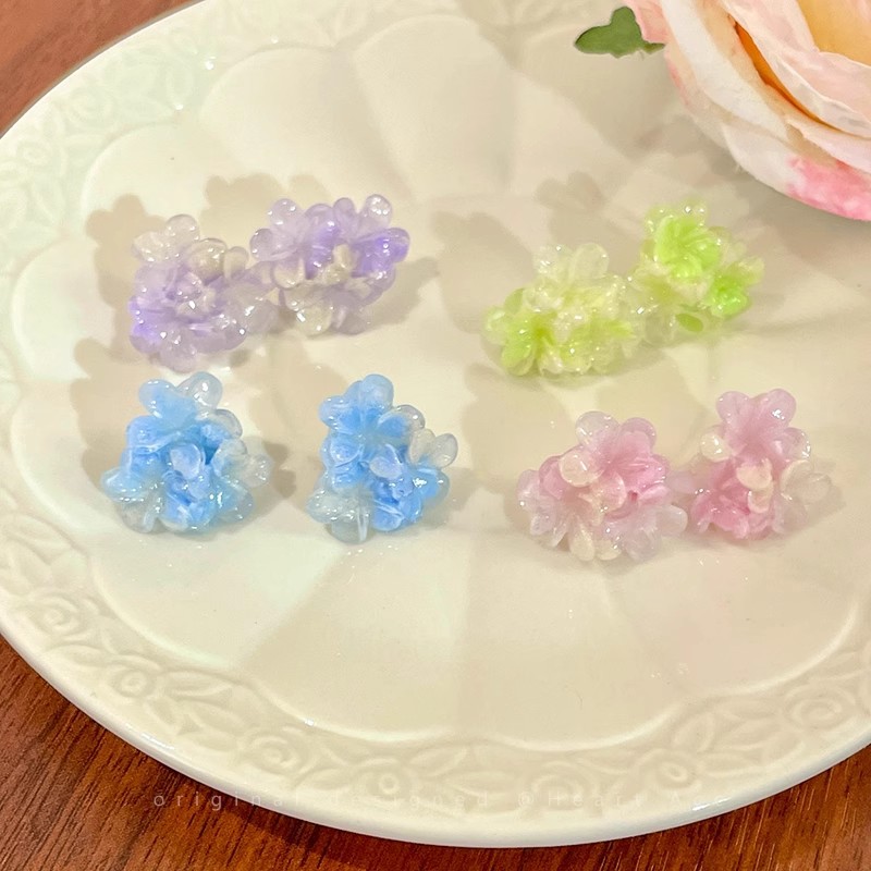 Sweet and elegant blue resin flower earrings with a clear and transparent touch, a versatile and elegant stud accessory for women full figure