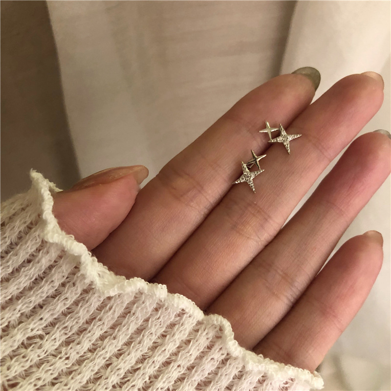 Korean Dongdaemun S925 Silver Needle Star Small Ear Stud anti-Allergy fashionable and Elegant earrings Women's ear bone stud full figure