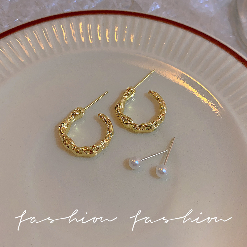 Pleated metal ear ring earrings, women's C-shaped irregular design sense, niche and individual earrings, high-end pearl stud earrings Specification drawing