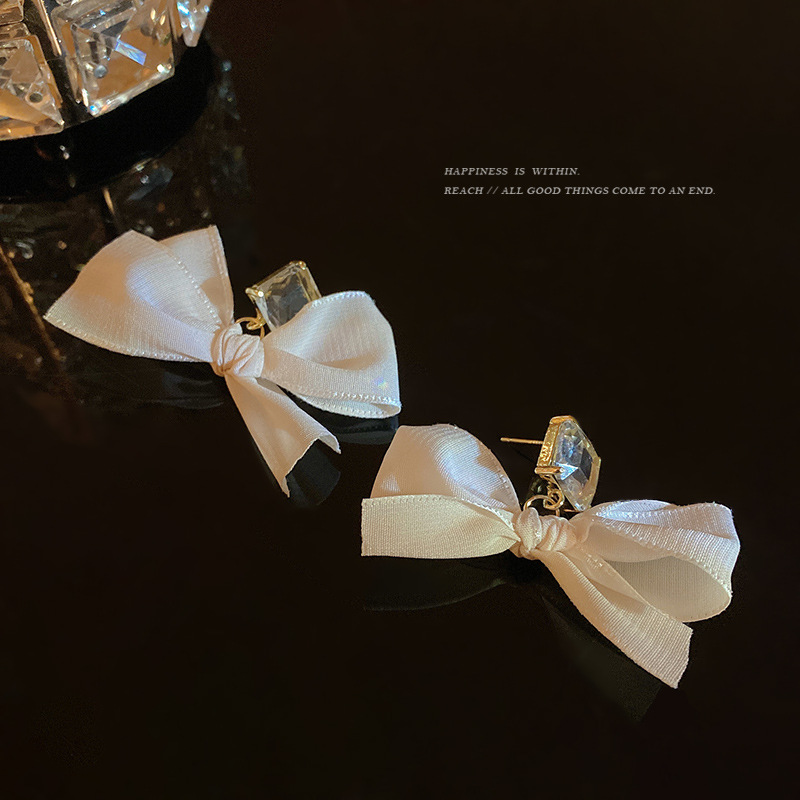 S925 Silver Needle Korean version niche design retro bow earrings, women's exaggerated and personalized stud earrings, fashionable earrings Specification drawing