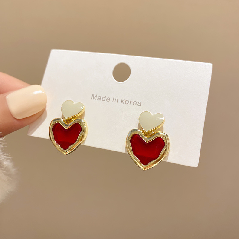 Korean retro wine-red heart-shaped earrings, a high-end Hepburn style for women, a niche and versatile oil-dropping stud earrings and earrings wholesale full figure