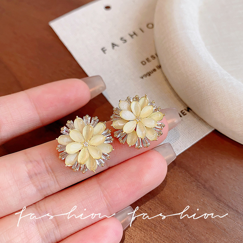 Korean-style sweet cat's eye stone flower zircon stud earrings, unique and high-end female earrings, versatile earrings for Internet celebrities full figure