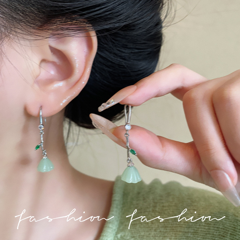 New Chinese-style imitation chalcedony lotus pod earrings for women, 2025 new niche long tassel earrings, light luxury and high-end earrings full figure