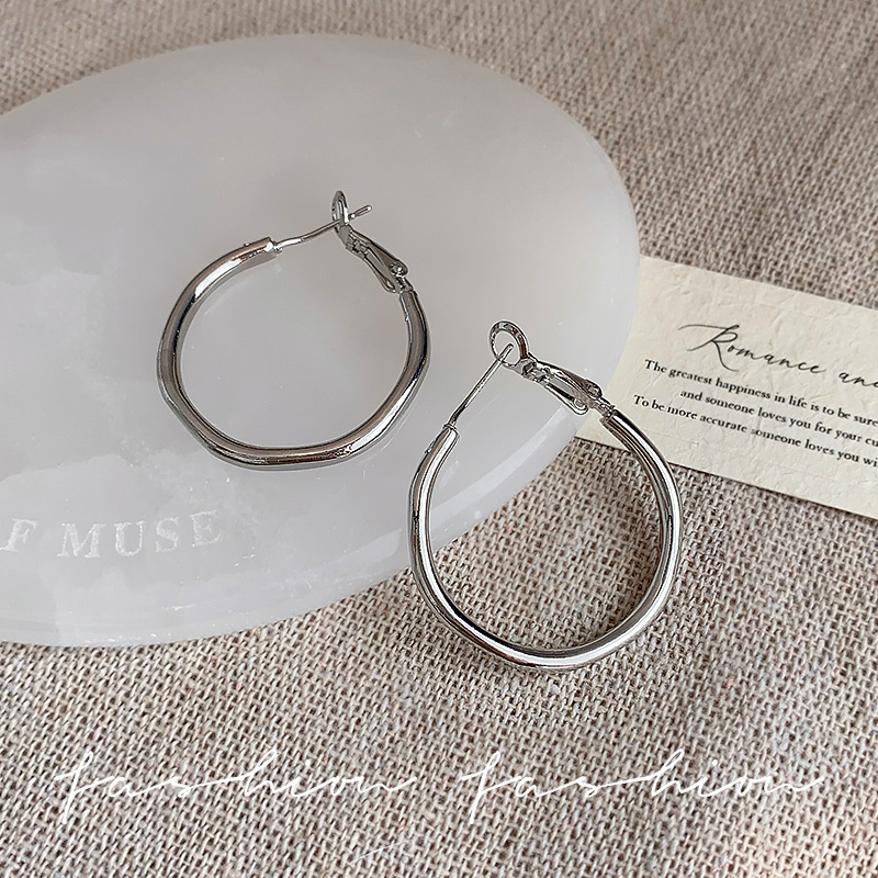 Retro exaggerated circle earrings for women in summer 2025, a new bestseller with a high-end feel. Plain ring, niche and elegant ear ring Application Scenario