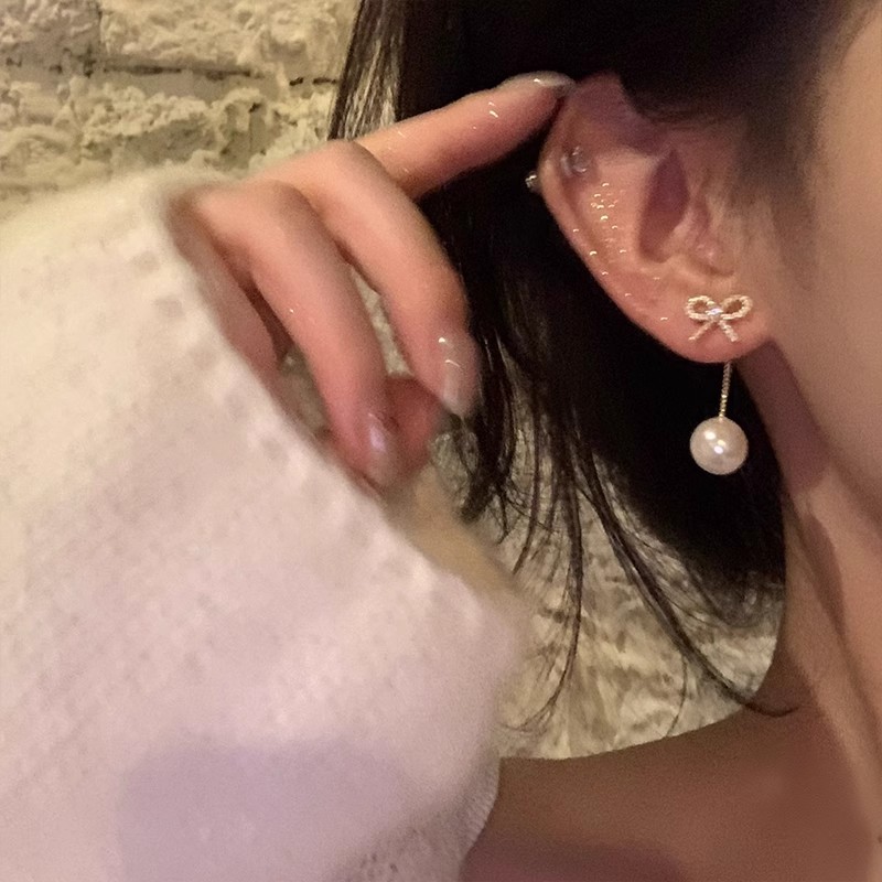 Sparkling butterfly pearl tassel stud earrings, women's light luxury high-end fashion earrings, niche design, versatile earrings full figure