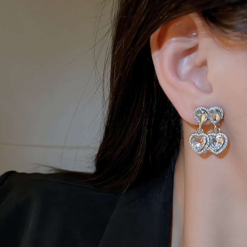 Korean InS-style heart-shaped earrings with a high-end and elegant look, new 2023 light luxury and niche design earrings details Picture
