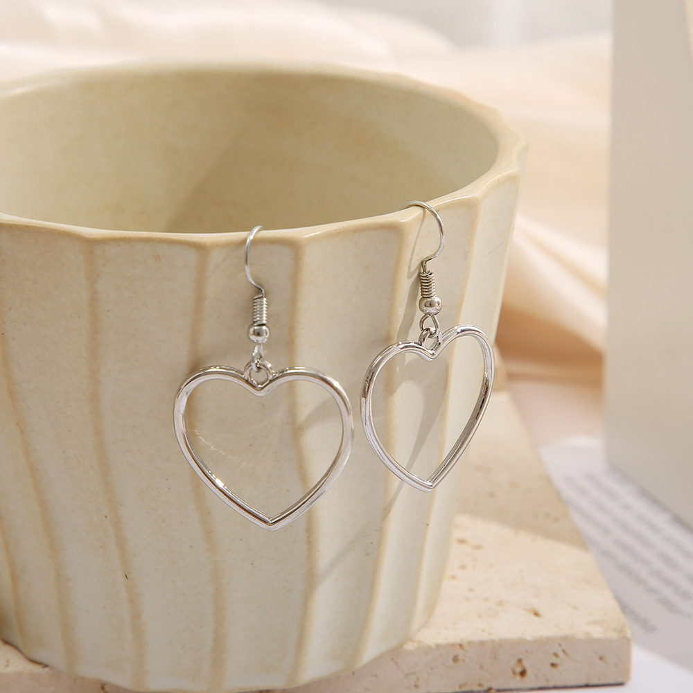 New cross-border simple heart-shaped earrings, European and American ins earrings, high-end niche hollowed-out geometric sweet heart-shaped earrings Specification drawing