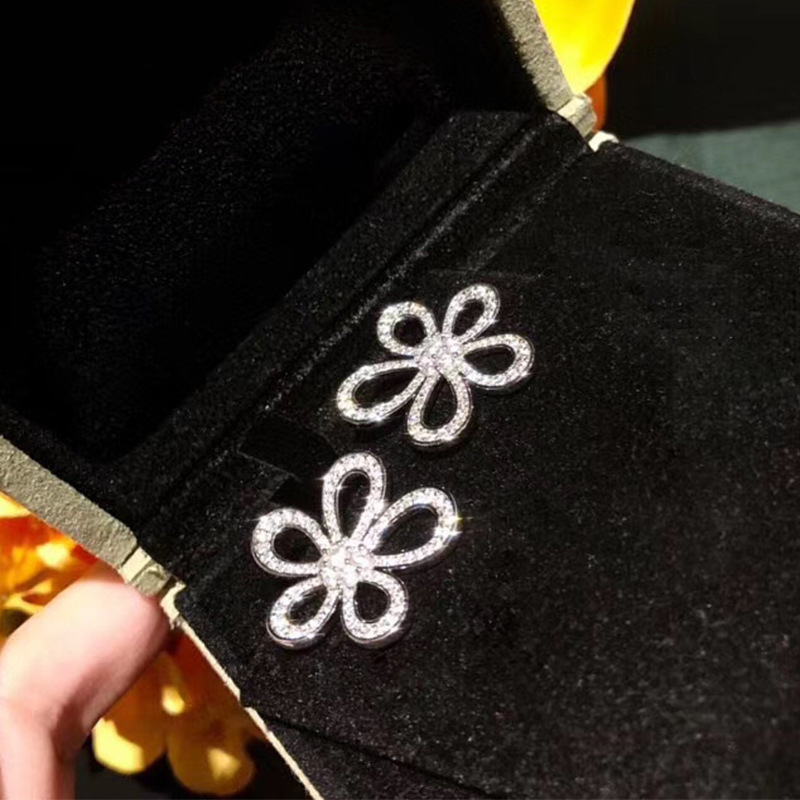 Korean diamond-encrusted hollowed-out sunflower-shaped stud earrings with a fashionable, elegant, niche and high-end design sense Application Scenario