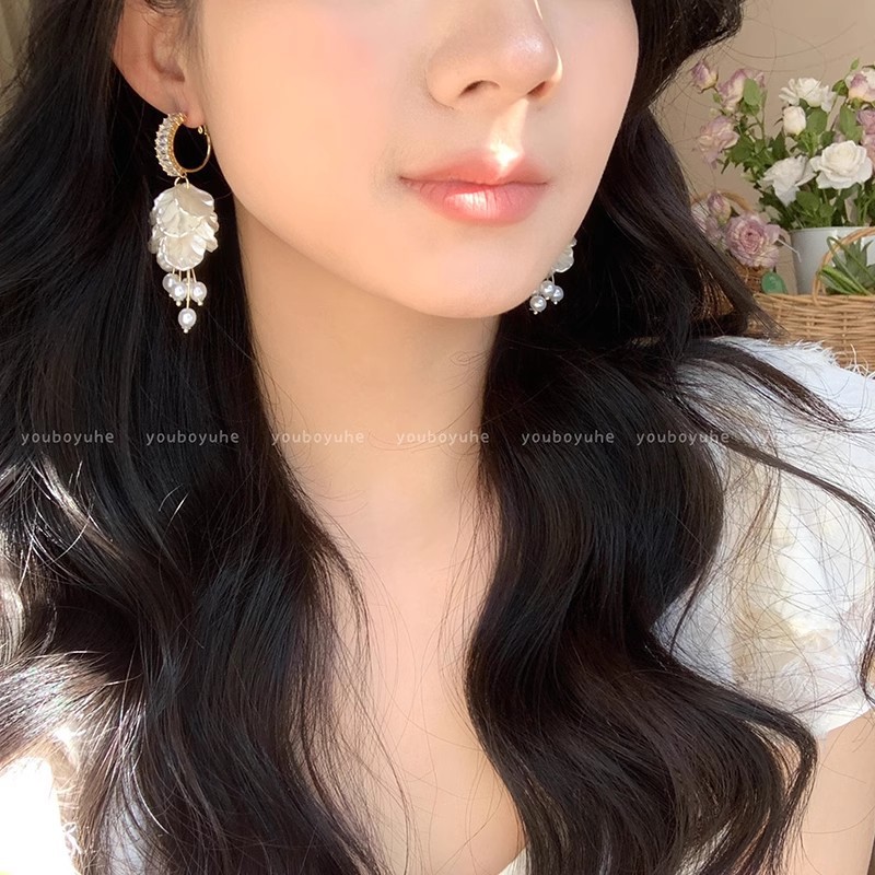 Vacation-style white petal pearl tassel stud earrings for women, 2025 new light luxury seaside exaggerated style earring earrings full figure