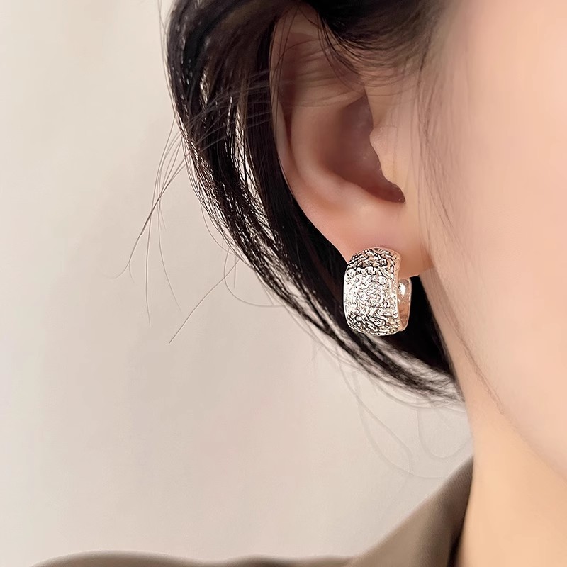 European and American niche design, high-end irregular texture C-ring ear studs, light luxury design, unique temperament, versatile earrings for women Specification drawing