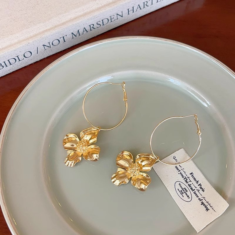 Golden large circle flower earrings, women's light luxury and high-end style, exaggerated and grand stud earrings, round and square face to make the face look smaller, earrings Application Scenario