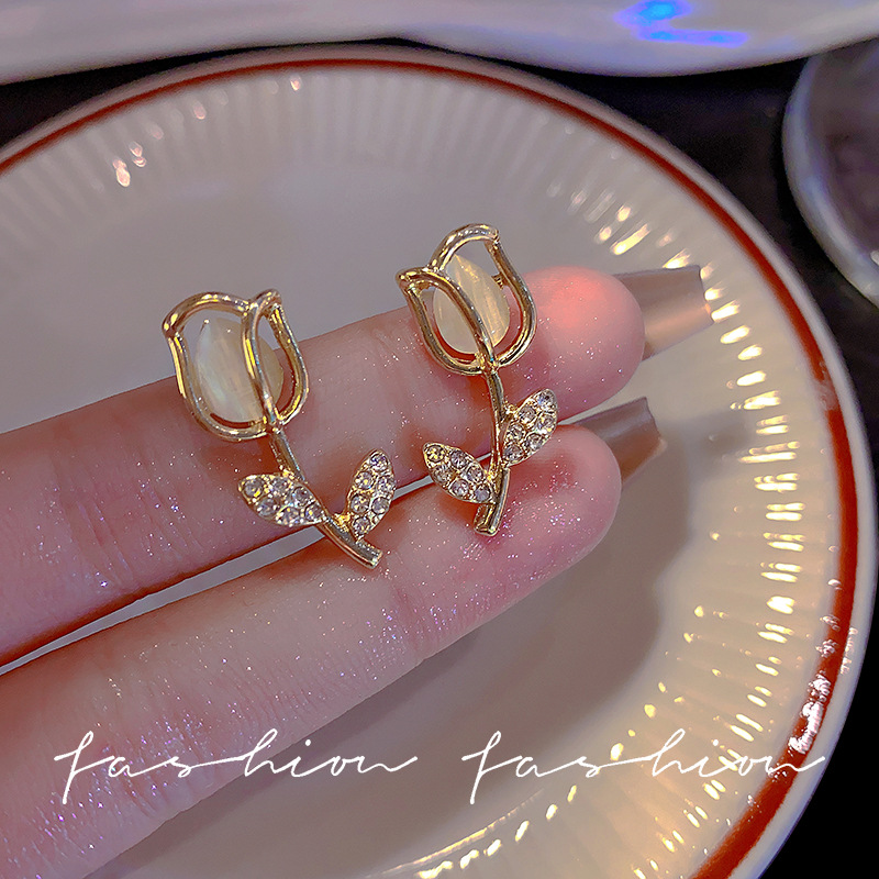 The tulip cat's eye stone ear studs from Dongdaemun, South Korea, are a niche design for women. They are popular online and exude an ethereal charm. They are high-end earrings full figure