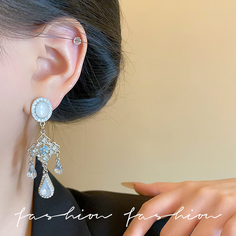 Super sparkling water drop zircon earrings, women's retro Baroque court style, high-end crystal temperament earrings, exotic earrings Application Scenario