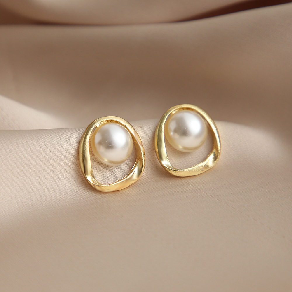 Wholesale of popular earrings on independent websites in Europe and America, featuring creative and retro styles, pearl imitation stud earrings, and unique and niche designs full figure