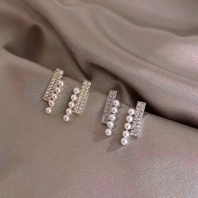 Elegant and compact pearl stud earrings, Korean 925 silver needle simple geometric forest-style earrings, versatile diamond earrings, trendy for women full figure