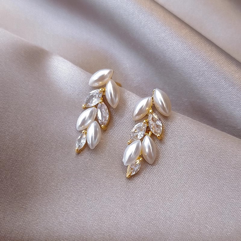 The light luxury and high-end leaf tassel stud earrings are a bestseller for women. The zircon pearl is exquisite and niche, with a unique and versatile design Application Scenario