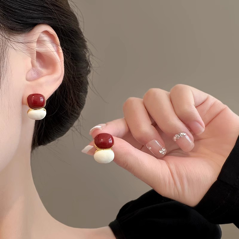 Retro Encore red patchwork round stud earrings, simple and fashionable style earrings, autumn and winter niche design sense earrings Specification drawing