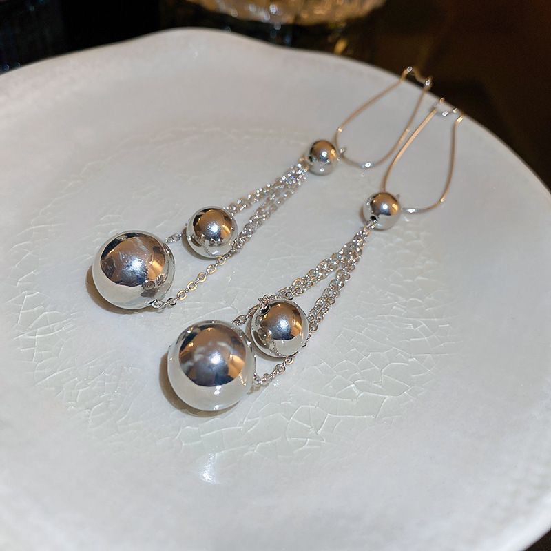 New Korean-style simple round ball earrings with a niche and high-end feel, a cold style, a unique and elegant temperament, versatile and fresh earrings wholesale Application Scenario