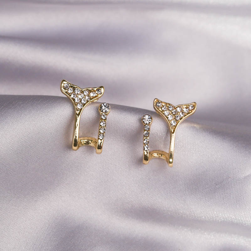 S925 Silver needle fishtail earrings exude a feminine charm and a goddess-like vibe. Round faces can make you look slimmer. A new style of Korean internet-famous earrings with a delicate fragrance full figure