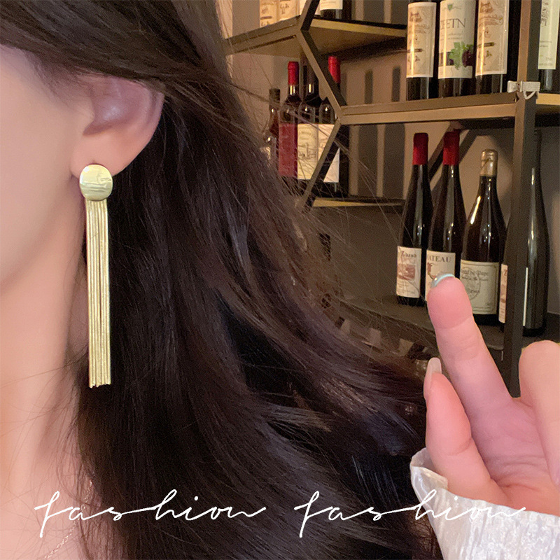 European and American style metal earrings, female Internet celebrity bestsellers, high-end and elegant long tassel earrings, silver needle stud earrings and earrings Application Scenario