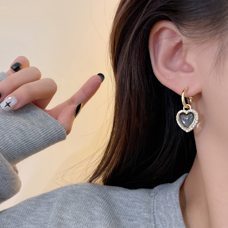 French retro zircon transparent heart-shaped ear rings for women, Korean style, versatile and elegant stud earrings and earrings wholesale Application Scenario