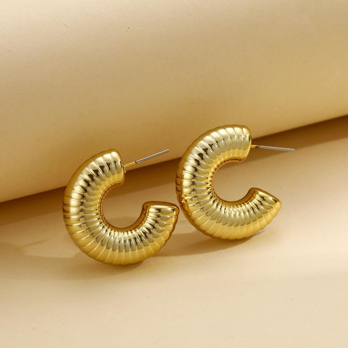 Wholesale of popular cross-border European and American threaded stud earrings for women, featuring a simple yet sophisticated look and a unique golden style Item Picture