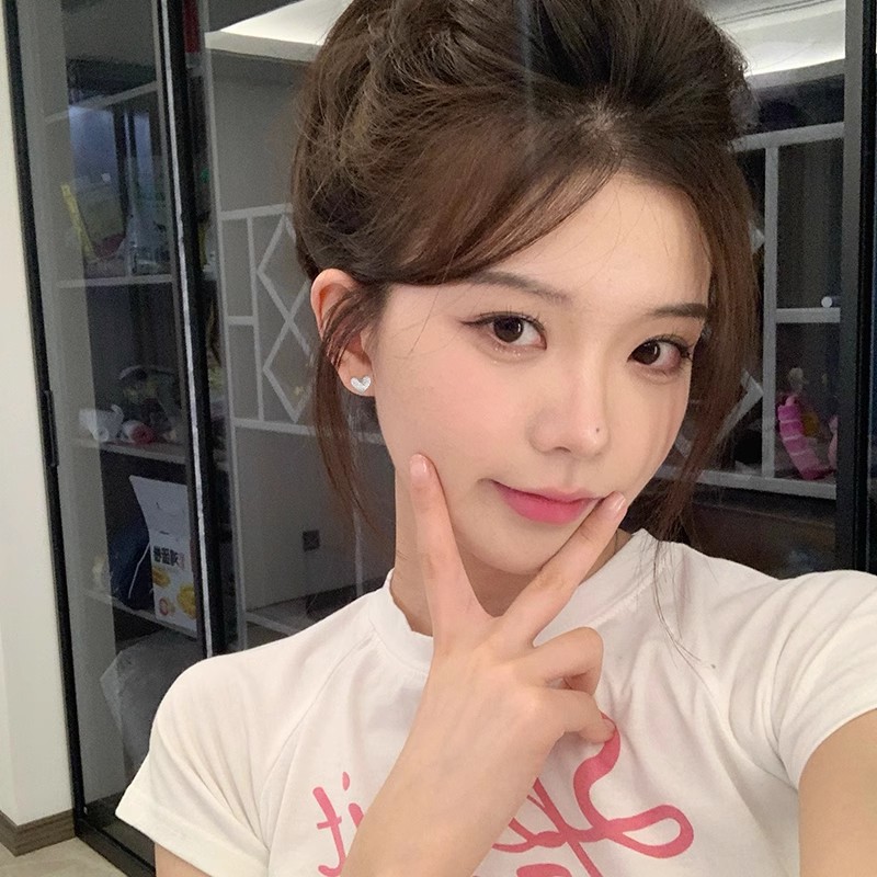 Korean version exquisite and small heart-shaped stud earrings, a niche design for women, fashionable and versatile earrings, sweet and elegant, simple earrings details Picture