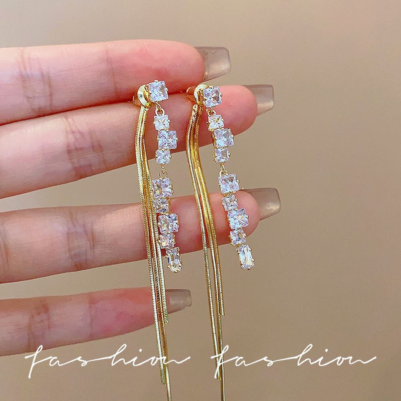 Exquisite zircon long strip earrings, 2025 new style, trendy and elegant ladylike earrings, high-end feminine tassel earrings details Picture