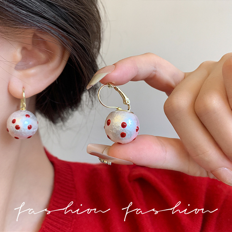 Black and red polka dot cotton ball pearl stud earrings exude a sense of high-end sophistication for women, with a light and luxurious personality. Commuter style earrings and earrings details Picture