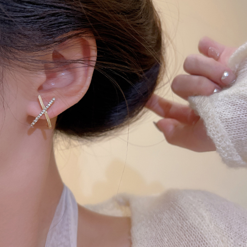 925 Silver needle Light Luxury diamond-encrusted cross stud earrings for women, Japanese and Korean style, fresh and simple forest-style earrings Specification drawing
