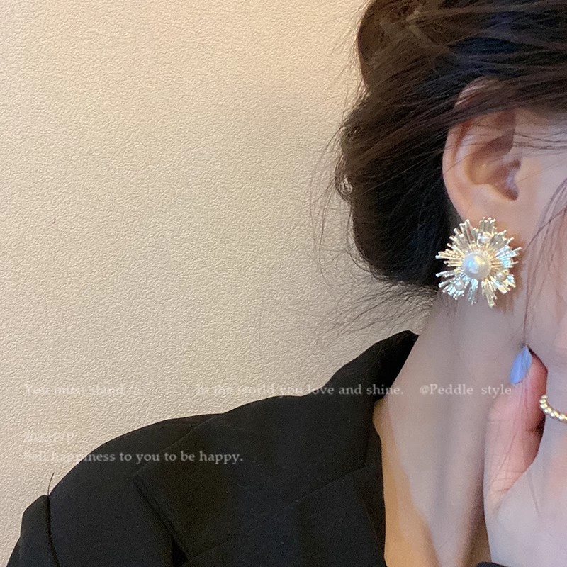 Sunflower pearl stud earrings with a light luxury and high-end feel, unique and exaggerated earrings, European and American style, niche design sense earrings for women full figure