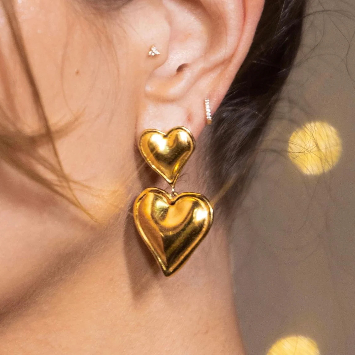 The popular cross-border Amazon heart-shaped pendant earrings from Europe and America are creative, simple and fashionable, with a metallic touch and heart-shaped stud earrings for women full figure