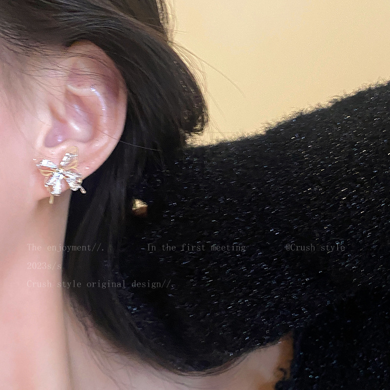 Silver needle French hollowed-out zircon butterfly earrings, sweet and niche style, stud earrings, light luxury design sense, fashionable earrings for women Specification drawing