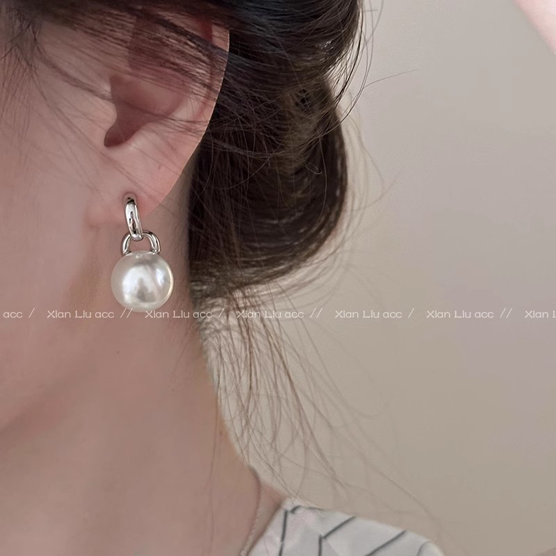 The pearl earrings of the same style as those worn by Ouyang Nana exude a sense of light luxury and sophistication for women. The simple stud earrings are elegant and stylish, and are versatile and fashionable Specification drawing