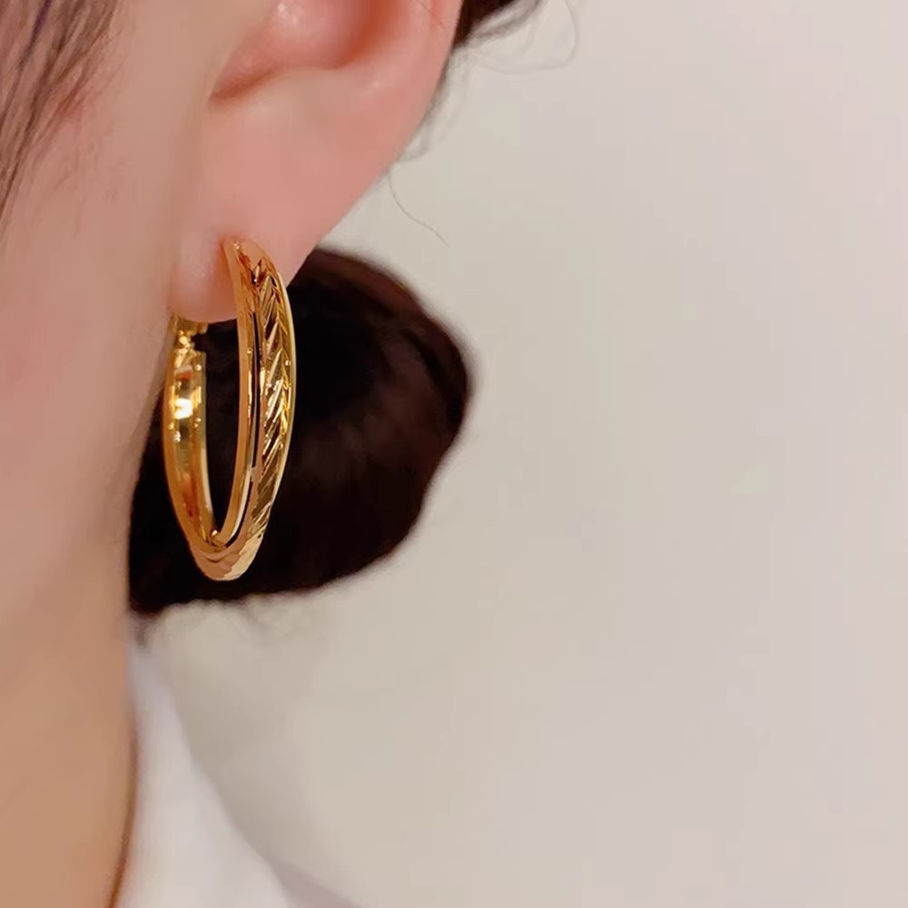 Cold style striped braided silver needle ear rings for women, unique and individualistic plain ring earrings, fashionable and elegant ring earrings Application Scenario
