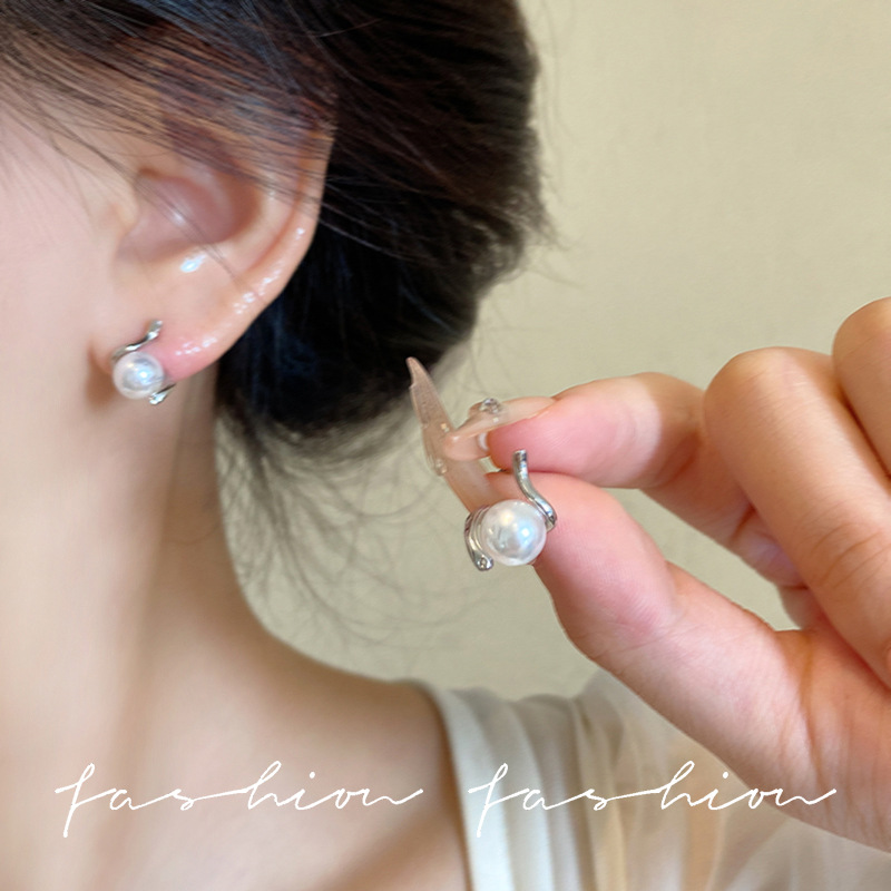 Japanese and Korean light luxury geometric wound pearl earrings for women, versatile ear studs for commuting in Japan and South Korea, high-end and elegant earrings with silver needles Application Scenario